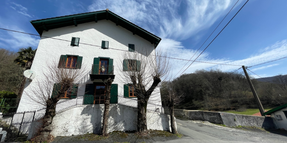 maison à UREPEL (64430)